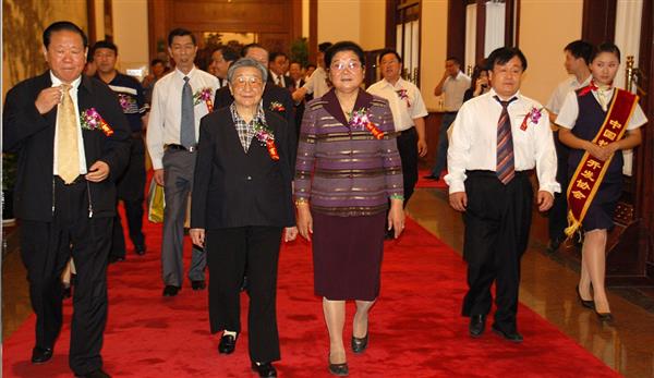 全國政協副主席錢正英（左一）、十五屆中央委員顧秀蓮（左三）、國務院扶貧主任，政協常委胡富國（左一）、北方汽車專修學校曹振峰董事長（右一）在人民大會堂共同出席北方學校七千萬扶貧工程
