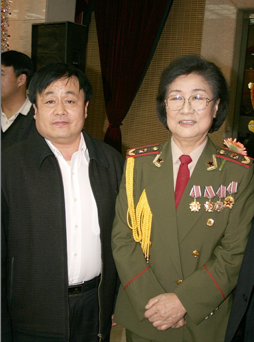 全國一級演員，政協委員馬玉濤（右一）與曹振峰同志合影